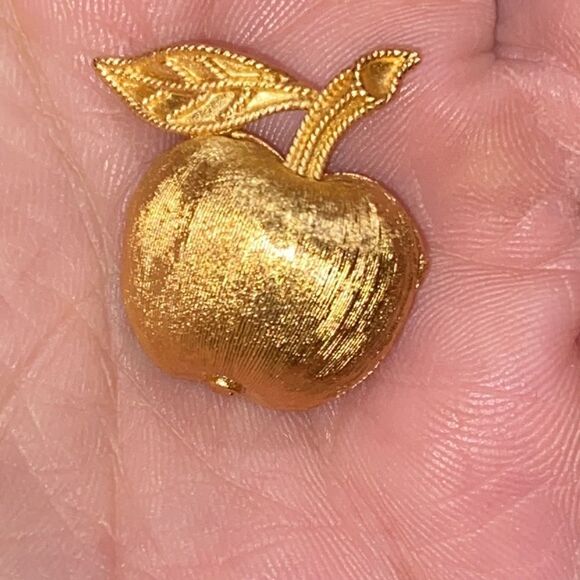 Crown Trifari Vintage Signed Brushed Gold Tone Apple Pin Brooch - Picture 4 of 10